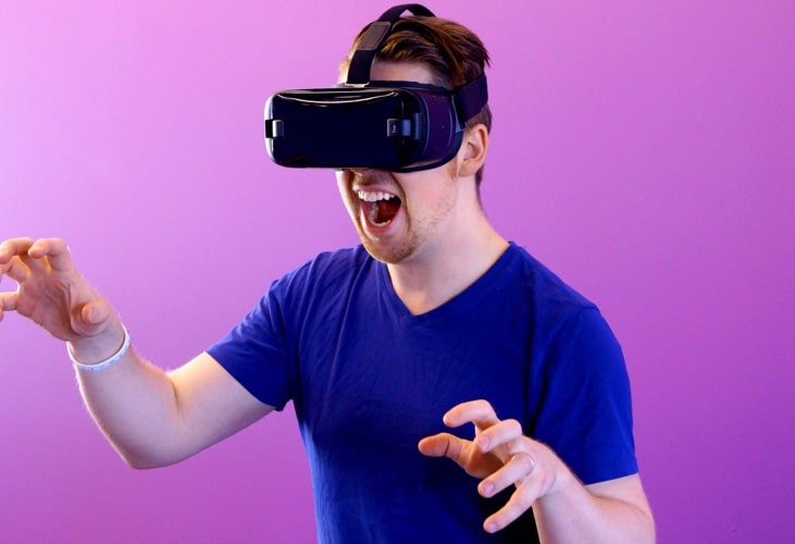 man wear VR